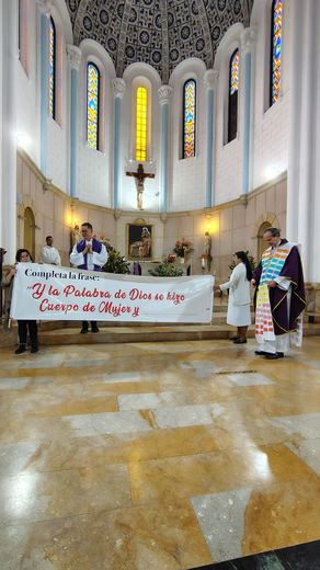 Eventos · 1 Misa Con Letrero De Dia De Mujer